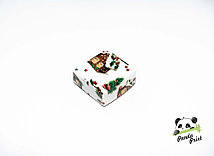 Коробка 50х50х20 Пряничный дом на белом фоне