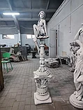 Девушка на подиуме из бетона, фото 4
