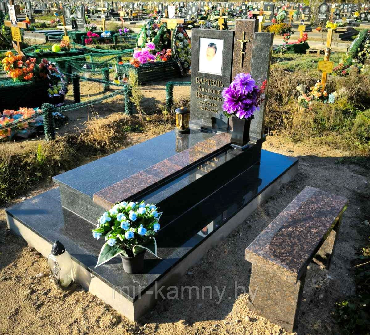КРАСИВЫЙ ОДИНОЧНЫЙ ГРАНИТНЫЙ КОМПЛЕКС В ЩУЧИНЕ