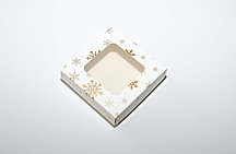 Коробка с прозрачным окном 100х100х30 Снежинки золотые на белом фоне (крафт дно)