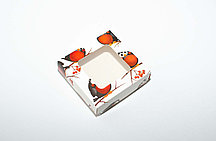 Коробка с прозрачным окном 100х100х30 Снегири на ветке (белое дно)