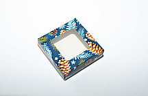 Коробка с прозрачным окном 100х100х30 Шишки на синем фоне (крафт дно)