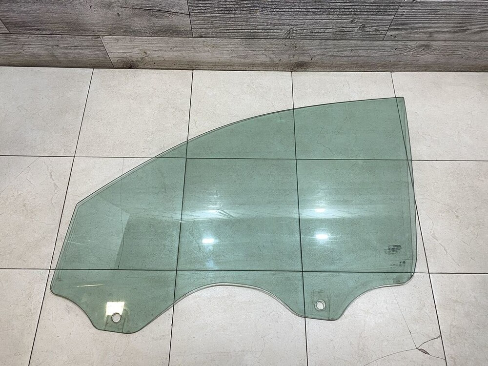 Стекло передней левой двери VW Touareg 2002 2010 7L0845201F