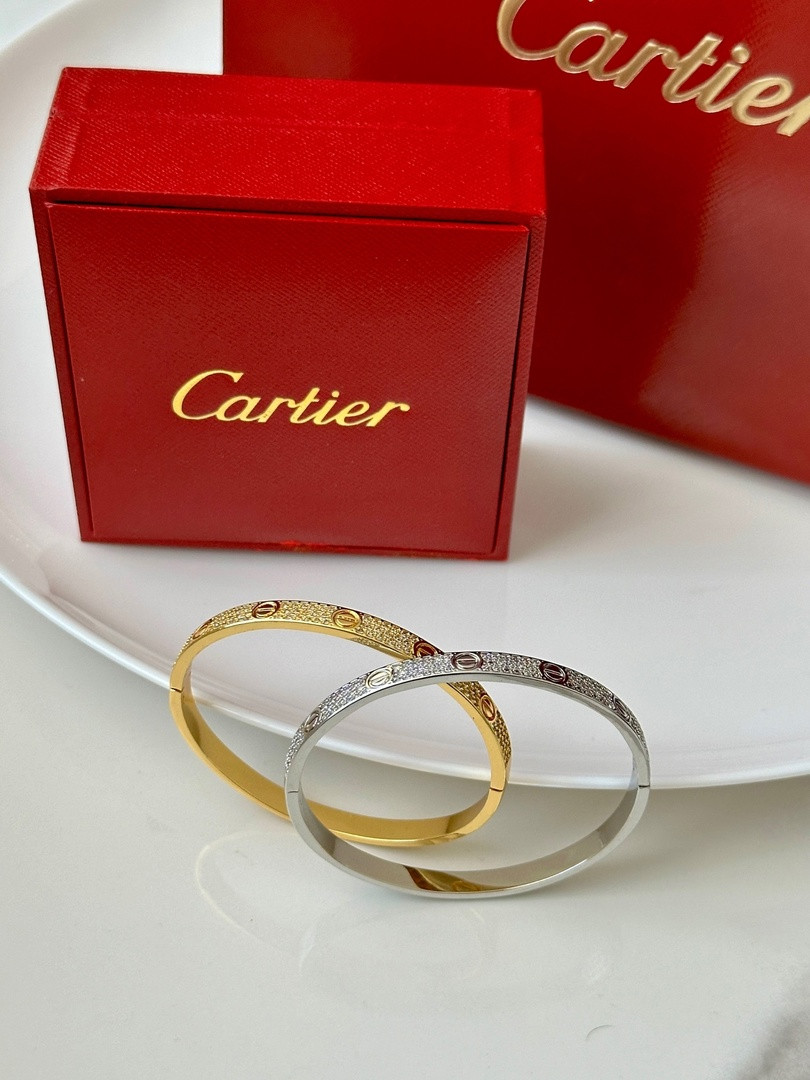 Изящный браслет в стиле Cartier