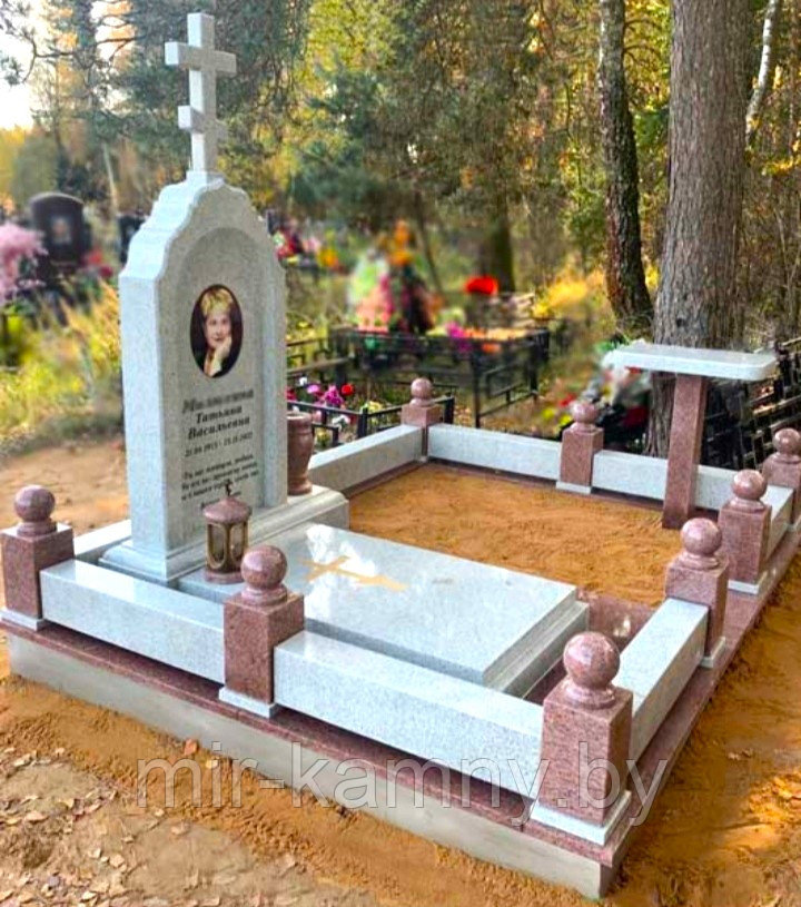 КРАСИВЫЙ ПАМЯТНИК ДЛЯ ЖЕНЩИНЫ ИЗ СЕРОГО И РОЗОВОГО ГРАНИТА