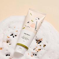 Питательная пенка-скраб для умывания с соей Round Lab Soybean Cleanser, 150 мл
