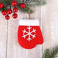 Подвеска мягкая "Варежка с белой снежинкой" 8х6 см, красная (арт.547244)