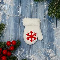Подвеска мягкая "Варежка со снежинкой" 8х6 см, белая (арт.1102751)