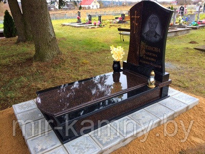 ПАМЯТНИК И НАДГРОБИЕ В ЩУЧИНЕ