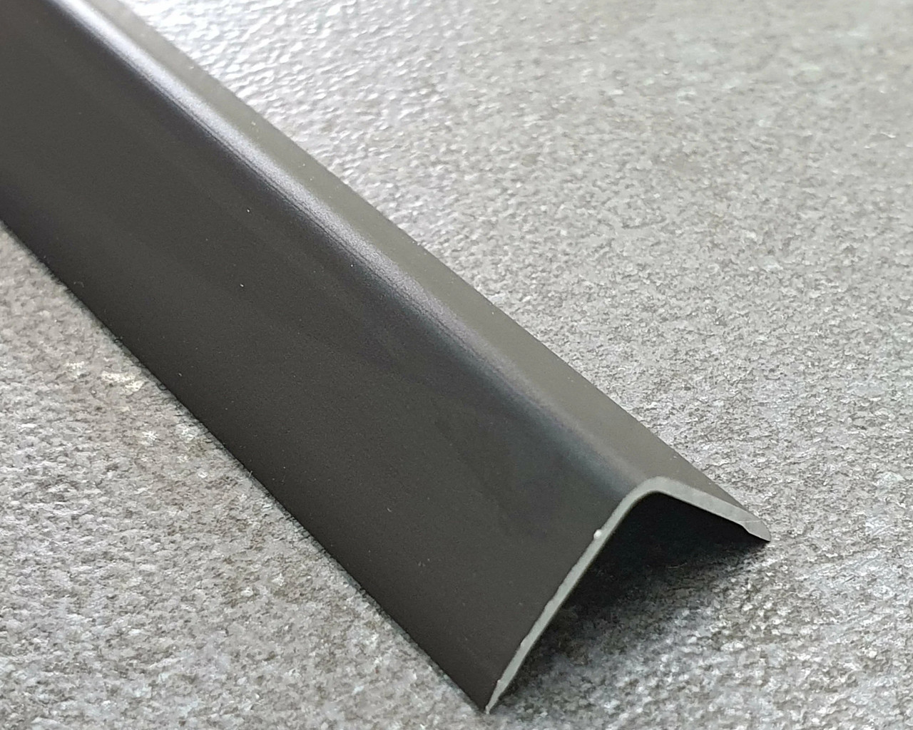 Уголок алюминиевый 30х30х1,2 (2,7 м), цвет черный матовый