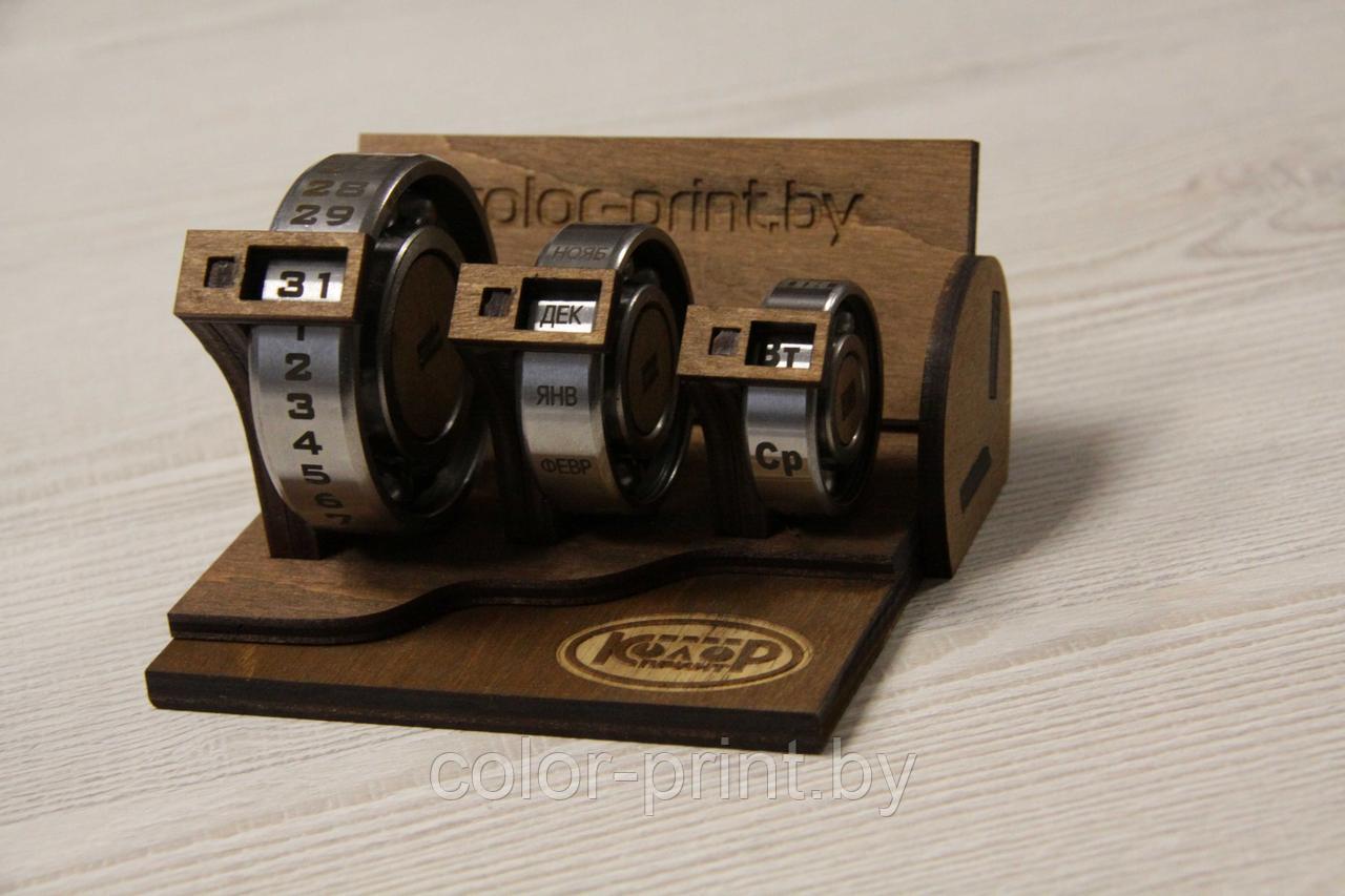 Вечный календарь на подшипниках с визитницей и вашим лого С тонировкой