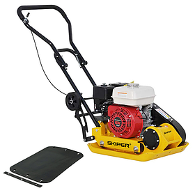 Виброплита SKIPER C90H-WM (Honda GX160, 5.5л.с., плита 54х42см., 15кН, 25м/мин, рез. ковр, колёса)