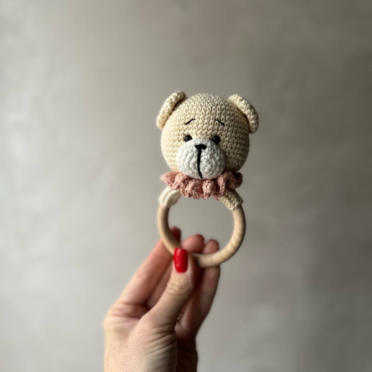 Погремушка Мишка молочный с пудровым воротником