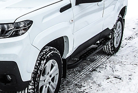 Защита порогов d57 со ступеньками стальными черная Lada Niva Travel