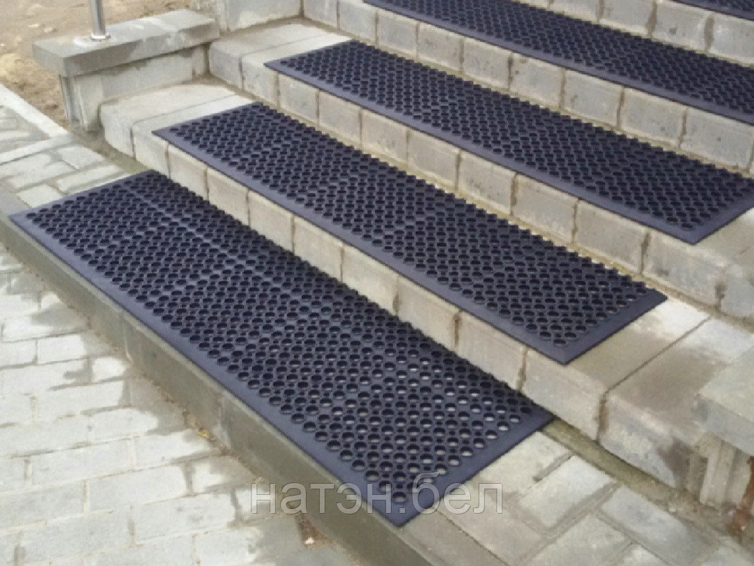 Накладка на ступеньку резиновая с отверстиями с окантовкой 30*90 см