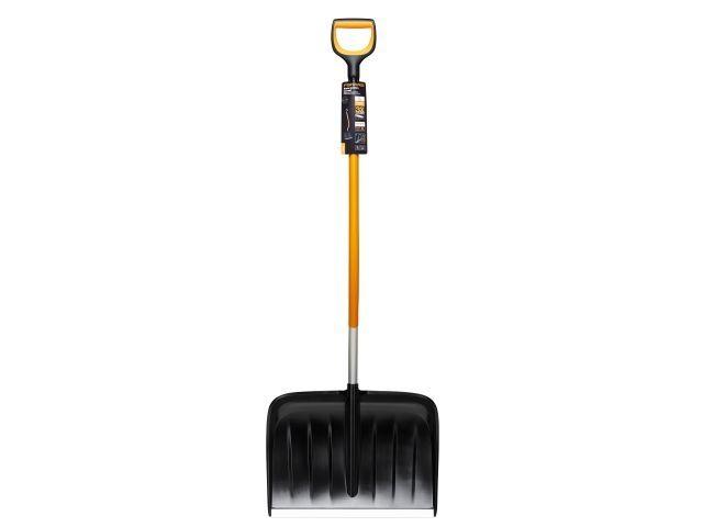 Скрепер для снега c изогнутой ручкой X-series FISKARS (длина: 1530мм, ширина: 533мм.)