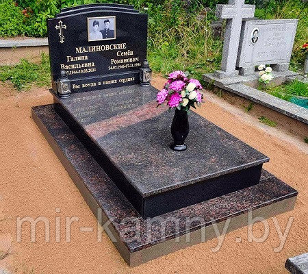 НЕБОЛЬШОЙ ПАМЯТНИК НА ДВОЙНОЕ ЗАХОРОНЕНИЕ