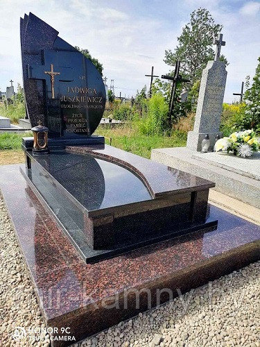 КРАСИВЫЙ ПАМЯТНИК ИЗ КОМБИНИРОВАННЫХ ПЛИТ С КРЕСТОМ