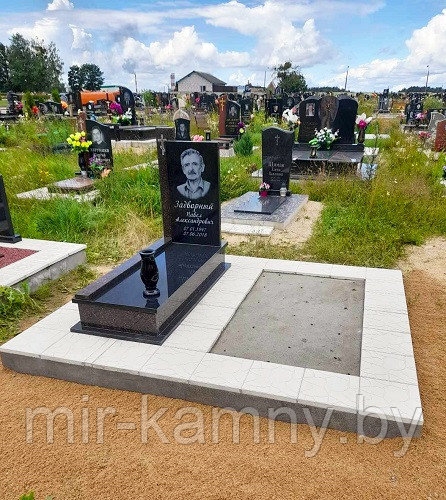 ОДИНОЧНЫЙ ПАМЯТНИК НА ДВОЙНОЙ ПЛОЩАДКЕ