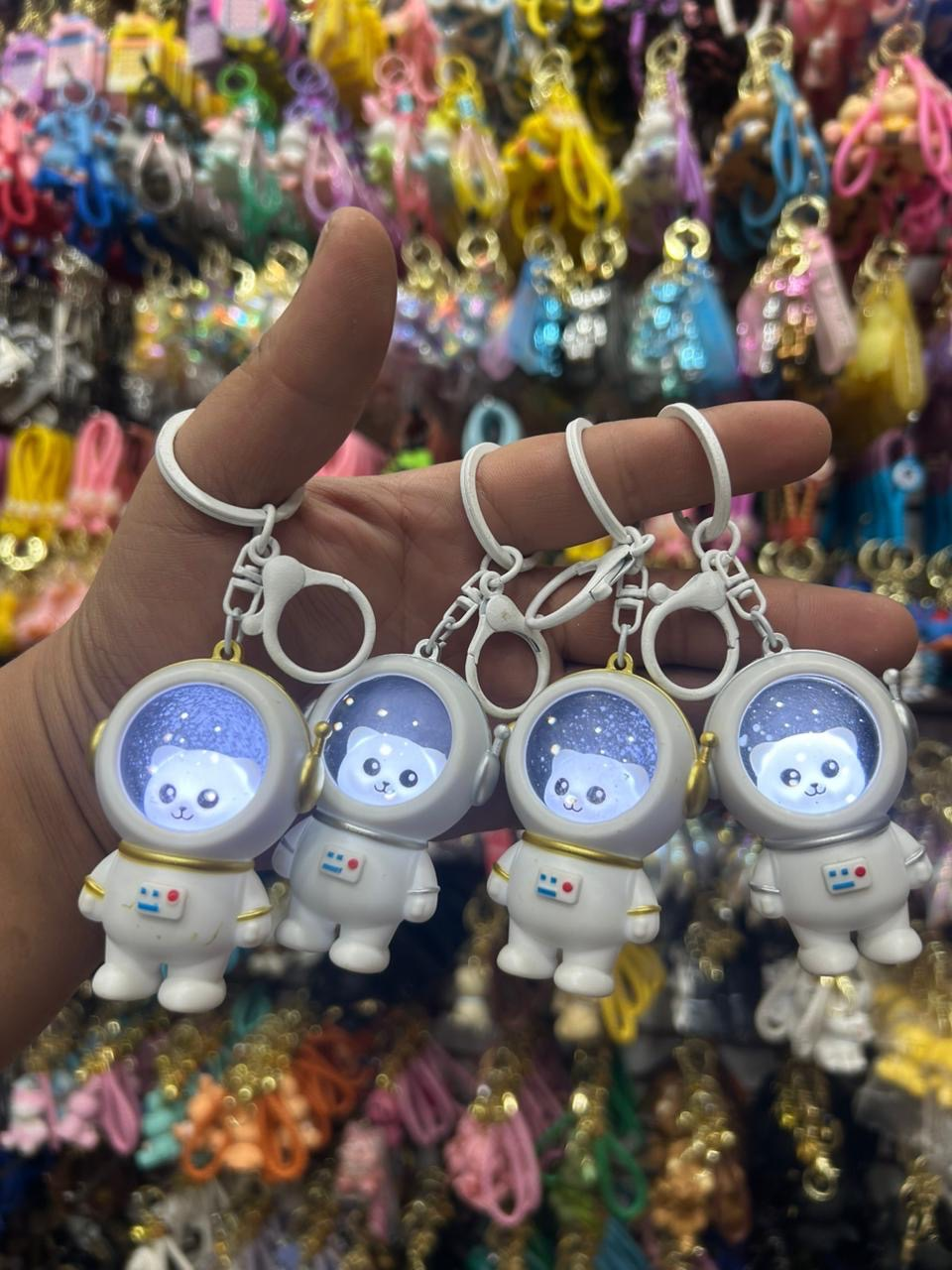 Космонавт брелок с подсветкой.