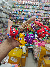 Брелок Фрукты в наушниках.