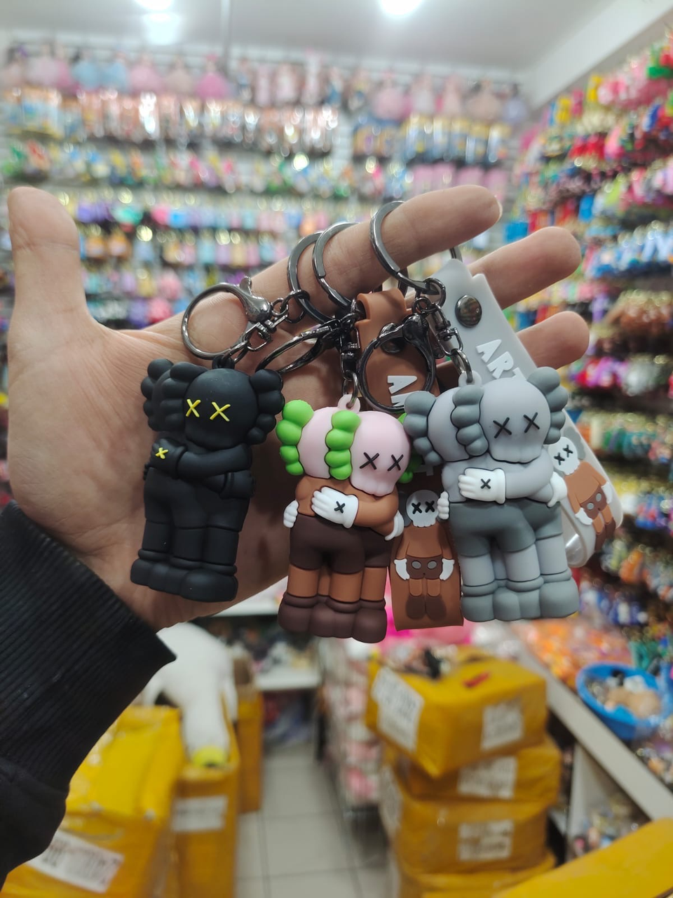 Брелок KAWS.