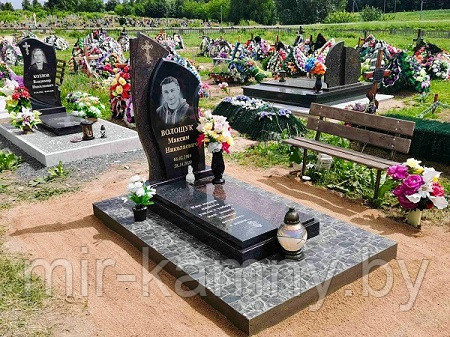 ЗАКАЗАТЬ НЕБОЛЬШОЙ ГРАНИТНЫЙ ПАМЯТНИК В КРАСИВОМ ИСПОЛНЕНИИ