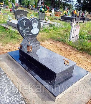 СТЕЛА-СЕРДЦЕ НА ОДИНОЧНОМ ПАМЯТНИКЕ