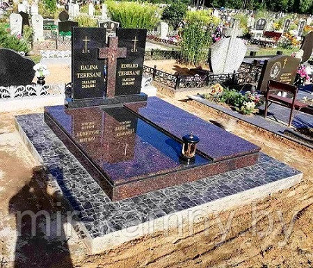 ДВОЙНОЕ НАДГРОБИЕ В ЕВРОПЕЙСКОМ СТИЛЕ С ДВУМЯ СТЕЛАМИ И КРЕСТОМ