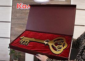 Торжественный ключ в подарочной коробке