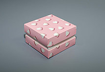 Коробка 120х120х80 с пояском 3D сердечки белые на розовом