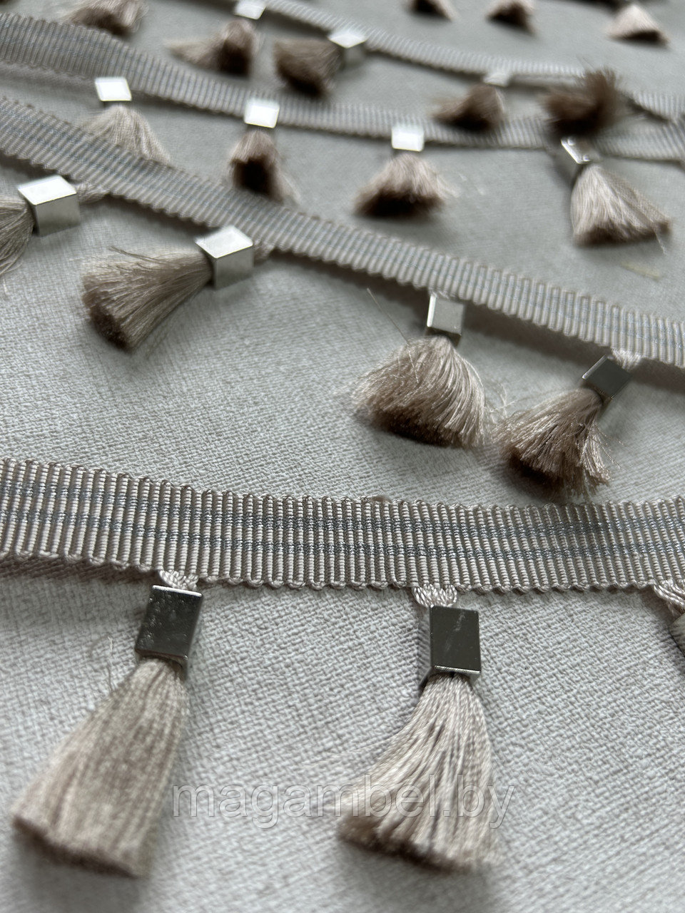 Бахрома декоративная бежевого цвета с декором.