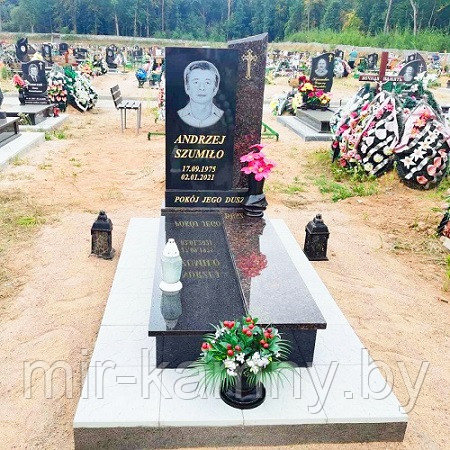 ОДИНОЧНЫЙ МЕМОРИАЛЬНЫЙ КОМПЛЕКС С СОСТАВНОЙ СТЕЛОЙ