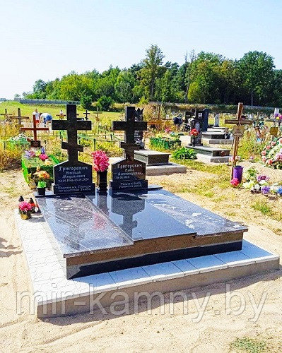 ГРАНИТНЫЕ СТЕЛЫ С КРЕСТАМИ НА ДВОЙНОЕ ЗАХОРОНЕНИЕ