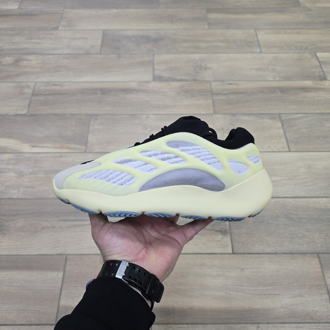 Кроссовки Adidas Yeezy Boost 700 V3