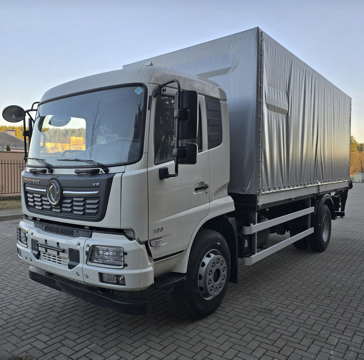 БОРТОВАЯ ТЕНТОВАННАЯ ПЛАТФОРМА НА ШАССИ DONGFENG DFH5200B