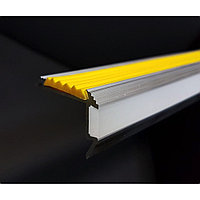 Алюминиевый профиль для ступеней с резиновой вставкой и экраном LED, 45х30 мм. 3,0 м.