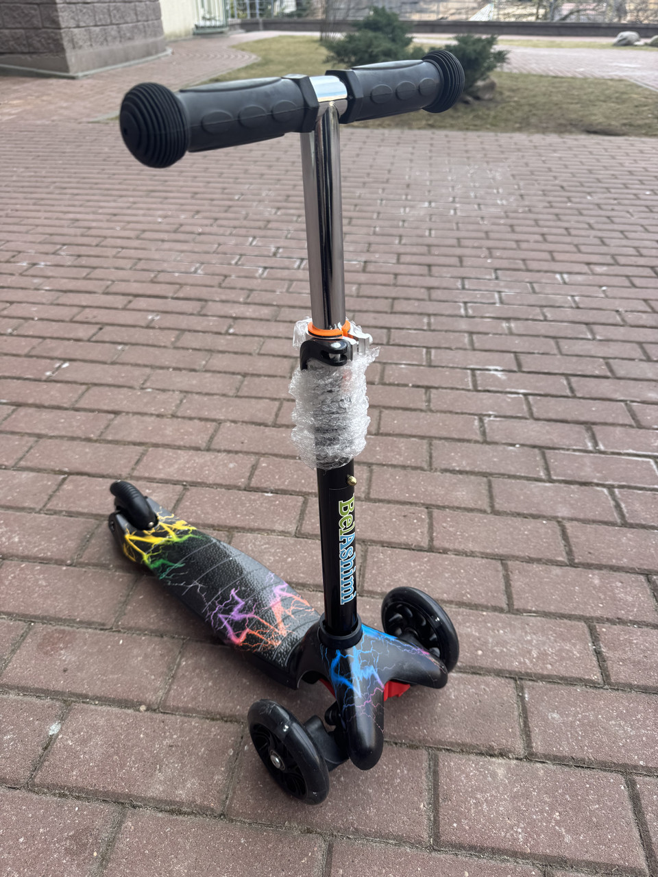 Самокат Mini 21st Scooter граффити Черный с молнией со светящимися колесами