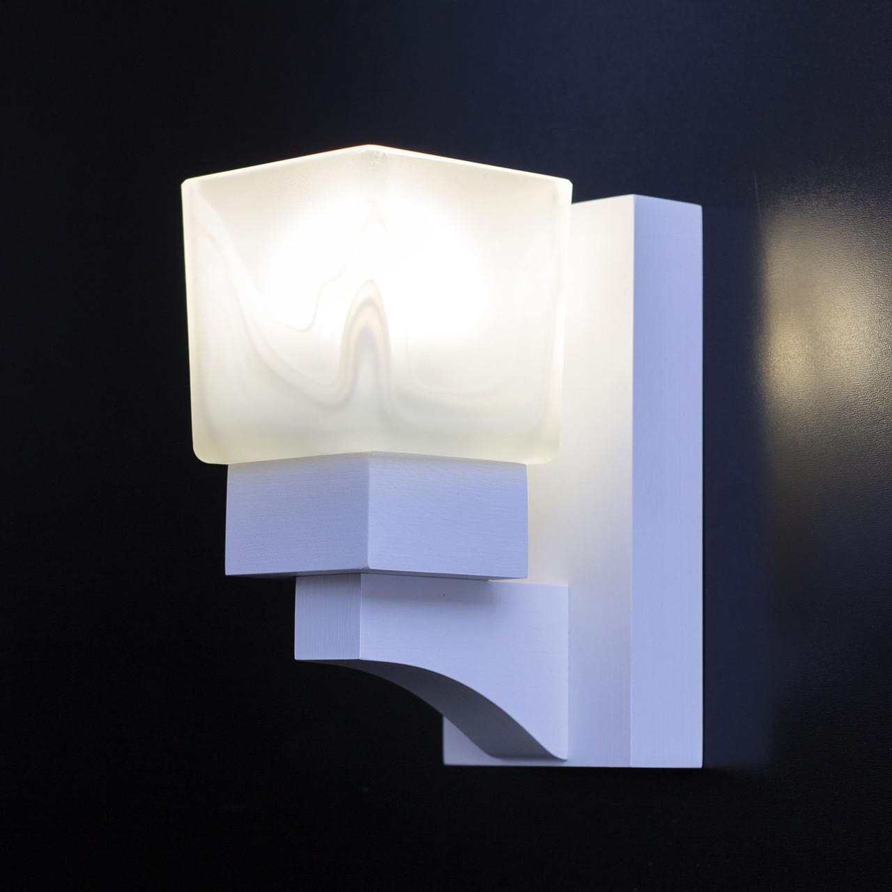 Белый настенный светильник из дерева