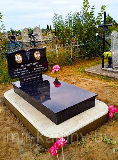 ГРАНИТНЫЙ ПАМЯТНИК ОДИН НА ДВОИХ