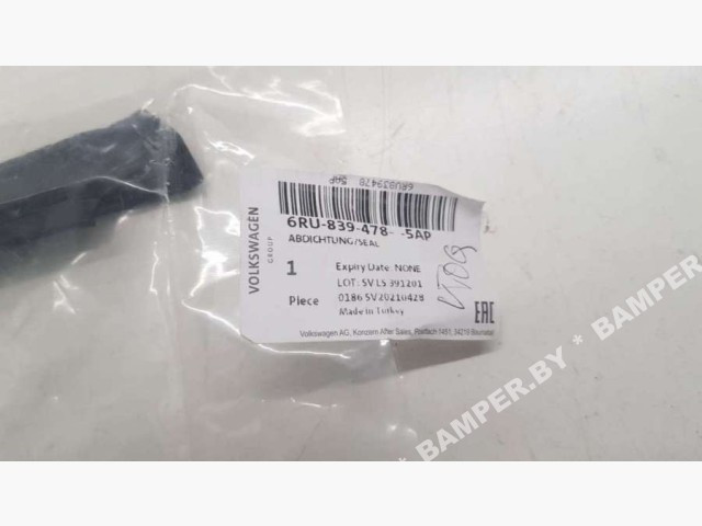 Уплотнитель двери чёрный справа снаружи VAG VW POLO 6RU839478