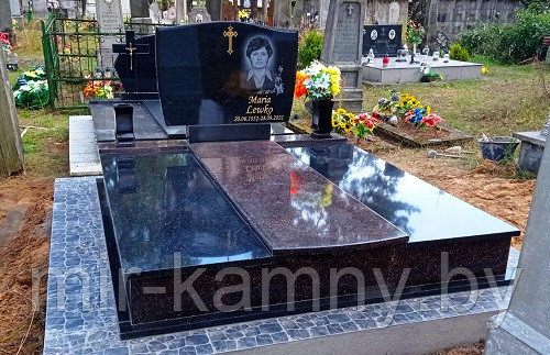 ДВОЙНОЙ ПАМЯТНИК ИЗ ГРАНИТА С ПОДХОРОНЕНИЕМ
