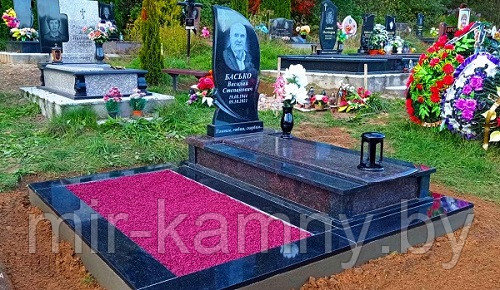 ОДИНОЧНЫЙ ПАМЯТНИК НА ДВОЙНОЙ ПЛОЩАДКЕ ИЗ ГРАНИТА