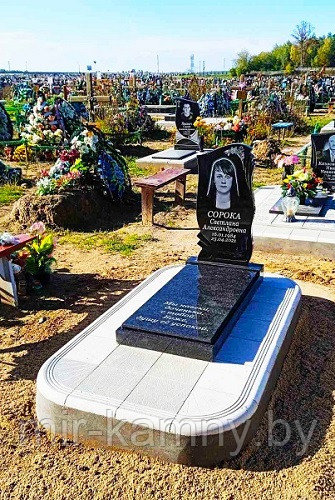 НЕБОЛЬШОЙ ГРАНИТНЫЙ ПАМЯТНИК НА ОДИНОЧНОЕ ЗАХОРОНЕНИЕ