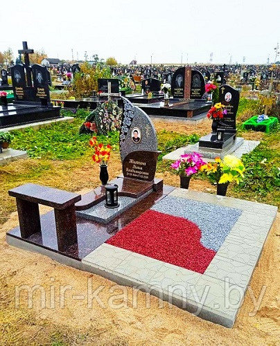 ГРАНИТНЫЙ ПАМЯТНИК С КРАСИВЫМИ СОСТАВНЫМИ СТЕЛАМИ