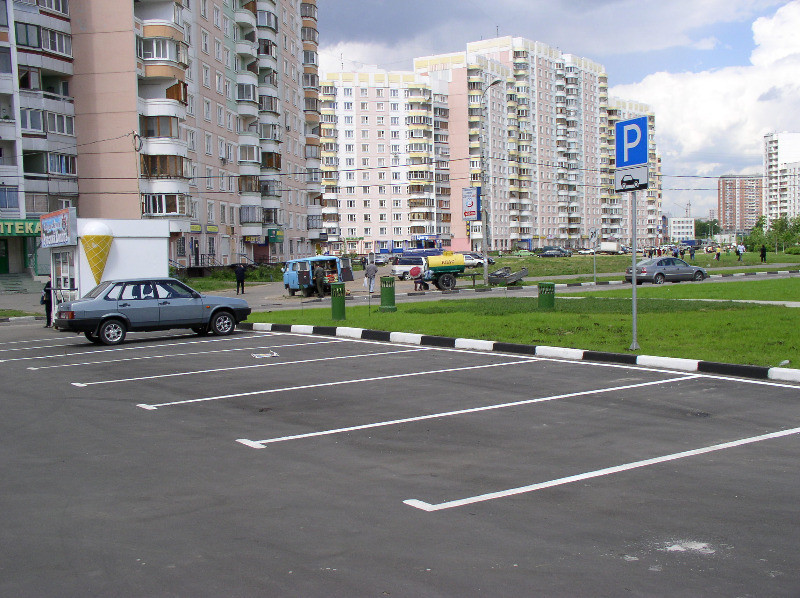 Разметка платных парковок цветными линиями парковочных мест