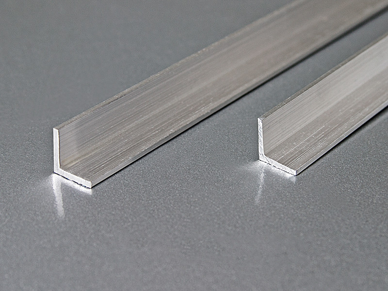 Алюминиевый уголок 20х20х1