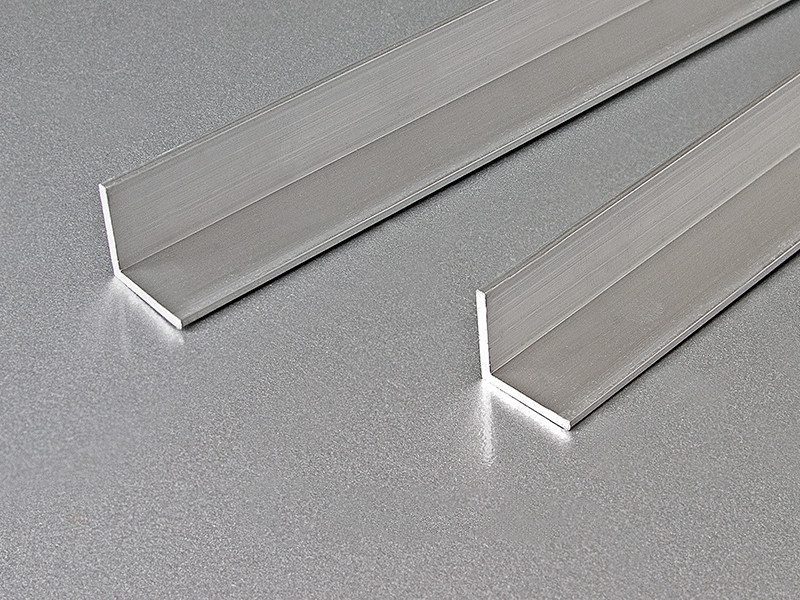 Алюминиевый уголок 20х20х2