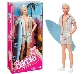 Кукла Barbie The Movie Кен с доской для серфинга HPJ97