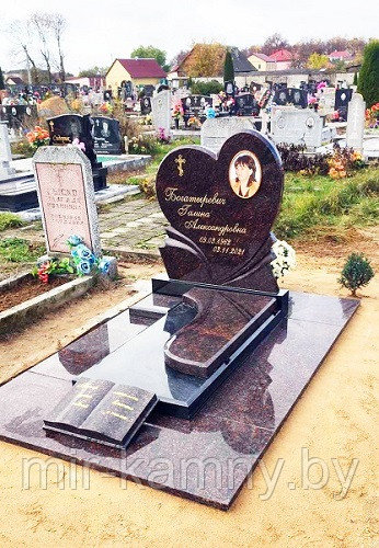 ОДИНОЧНЫЙ ГРАНИТНЫЙ ПАМЯТНИК С КРАСИВОЙ СТЕЛОЙ В ВИДЕ СЕРДЦА ДЛЯ ЖЕНЩИНЫ